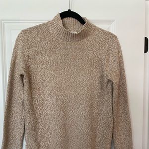 Basic creme turtle kneck